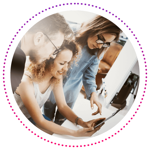 DISQO_Spotlight_team-engaging-tablet-01
